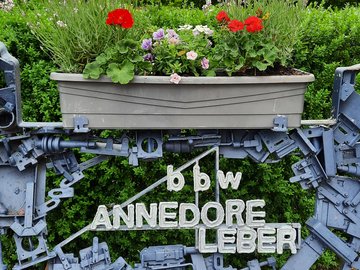 Blumenkasten auf einem Kunstwerk