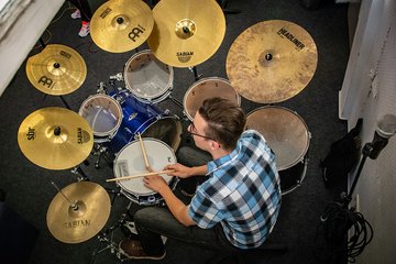 Teilnehmer spielt Schlagzeug