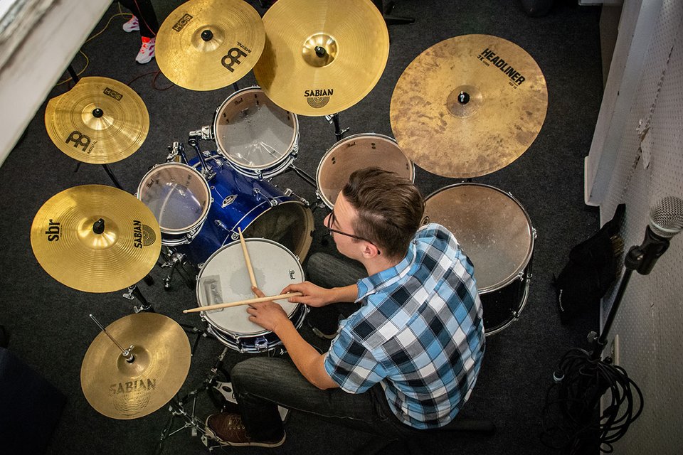 Teilnehmer spielt Schlagzeug