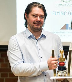 Gregor Fitio von Flyinc mit dem Annedore-Leber-Preispokal in der Hand