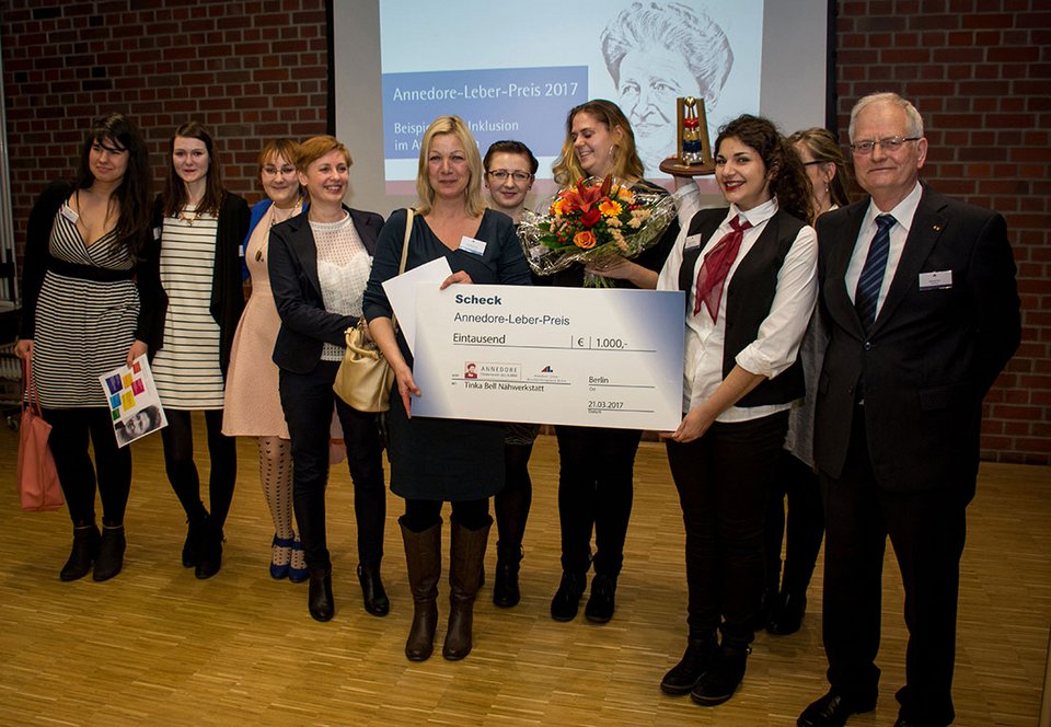 Preisträger des Annedore-Leber-Preises posieren mit dem Scheck