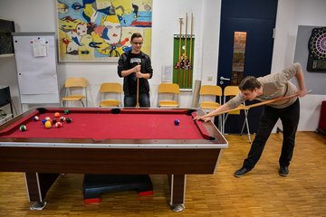 Zwei Auszubildende spielen Billard