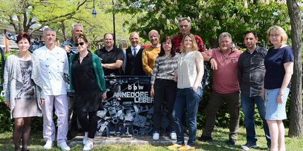 Viele Menschen stehen an einer Skultptur mit dem Schriftzug "Annedore-Leber-BBW"