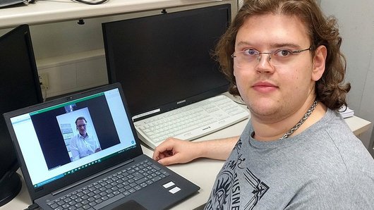 Zwei Männer im Gespräch per Videokonferenz 