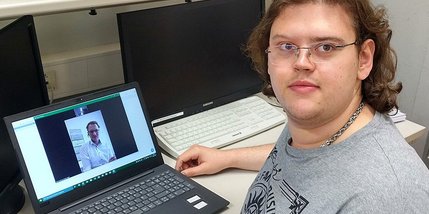 Zwei Männer im Gespräch per Videokonferenz 
