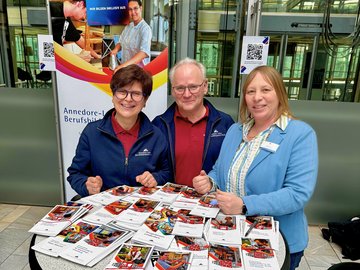 Mitarbeitende des ALBBW am Messestand 