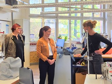 Senatorin Günther-Wünsch im Textilbereich im Gespräch mit einer Ausbilderin 