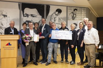 Preisträger des Annedore-Leber-Preises posieren mit dem Scheck