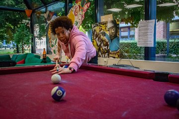 Eine Auszubildende spielt Billard