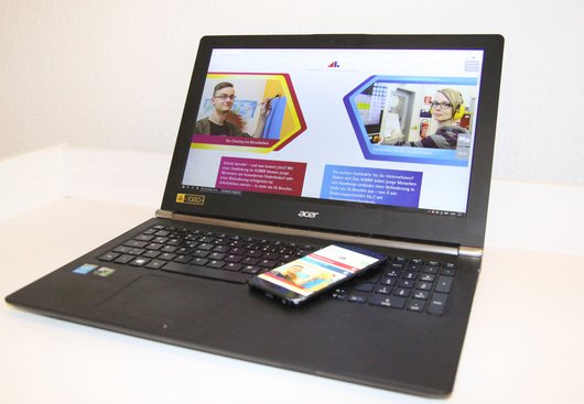 Laptop und Smartphone mit der neuen ALBBW-Website