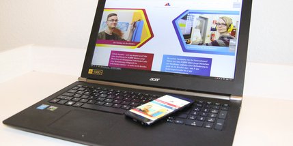 Laptop und Smartphone mit der neuen ALBBW-Website