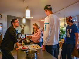 Vier junge Menschen kochen zusammen.