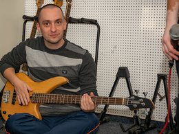 Ein junger Mann spielt E-Gitarre.