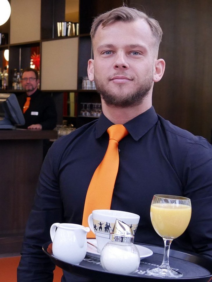 Hardy Woerpel trägt ein Tablett mit Getränken