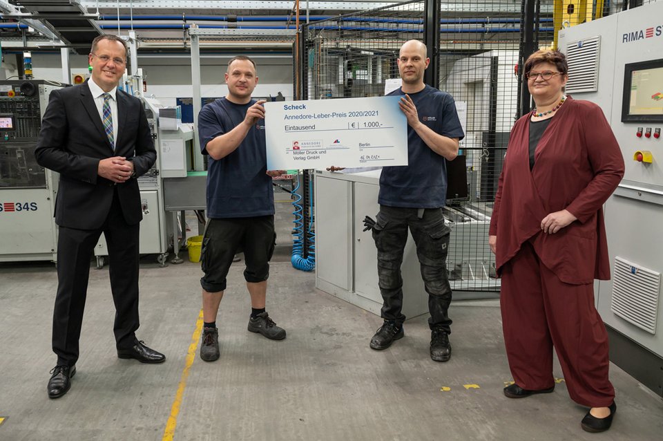 Preisträger des Annedore-Leber-Preises posieren mit dem Scheck