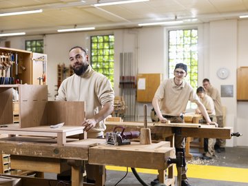 Auszubildende in der Holzwerkstatt