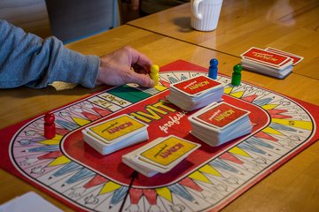 Jemand verschiebt eine Spielfigut bei Activity