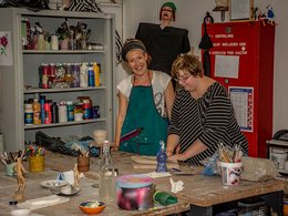 Zwei Frauen arbeiten in einem Atelier mit Ton.