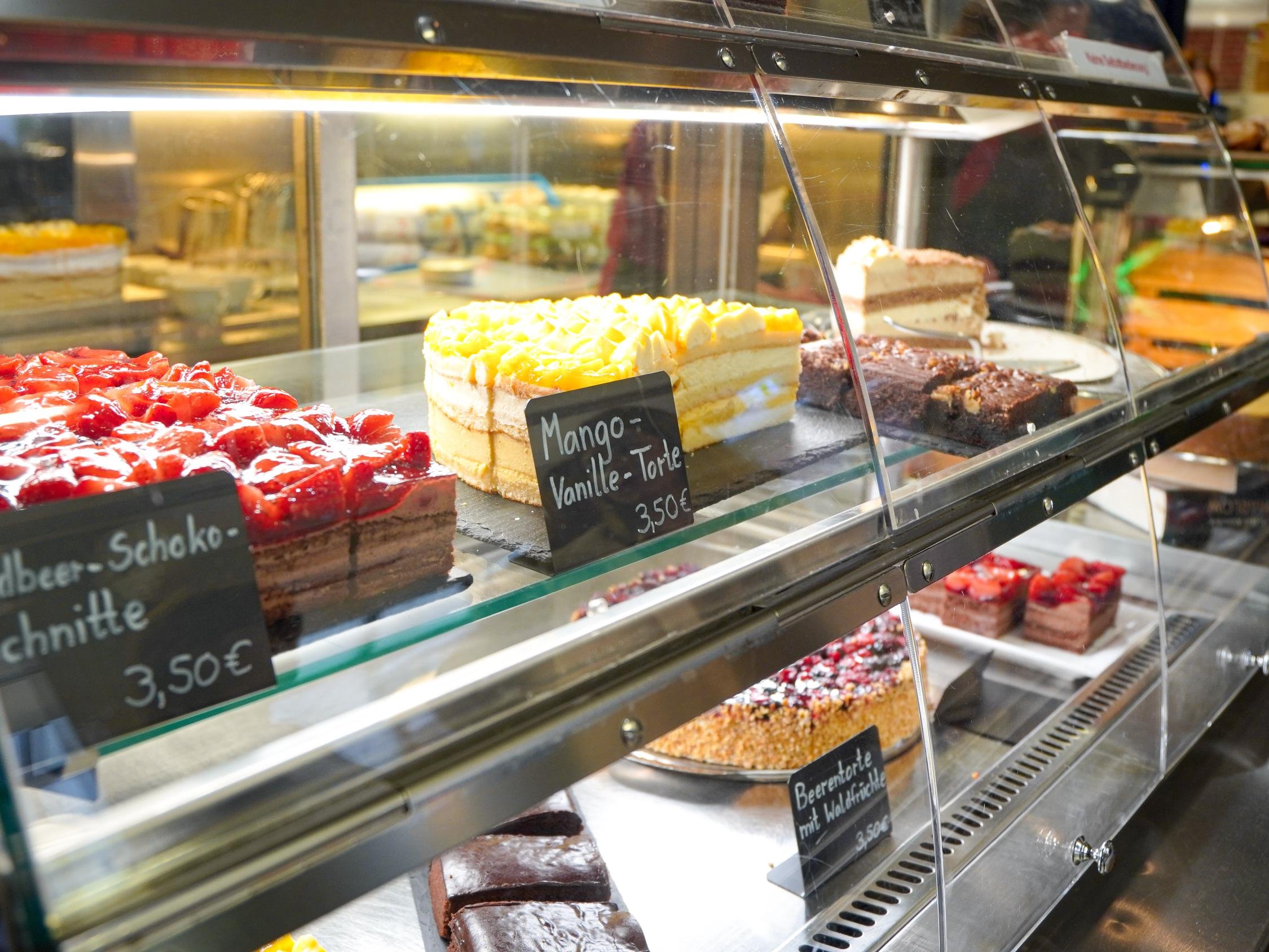Eine Kuchen-Vitrine