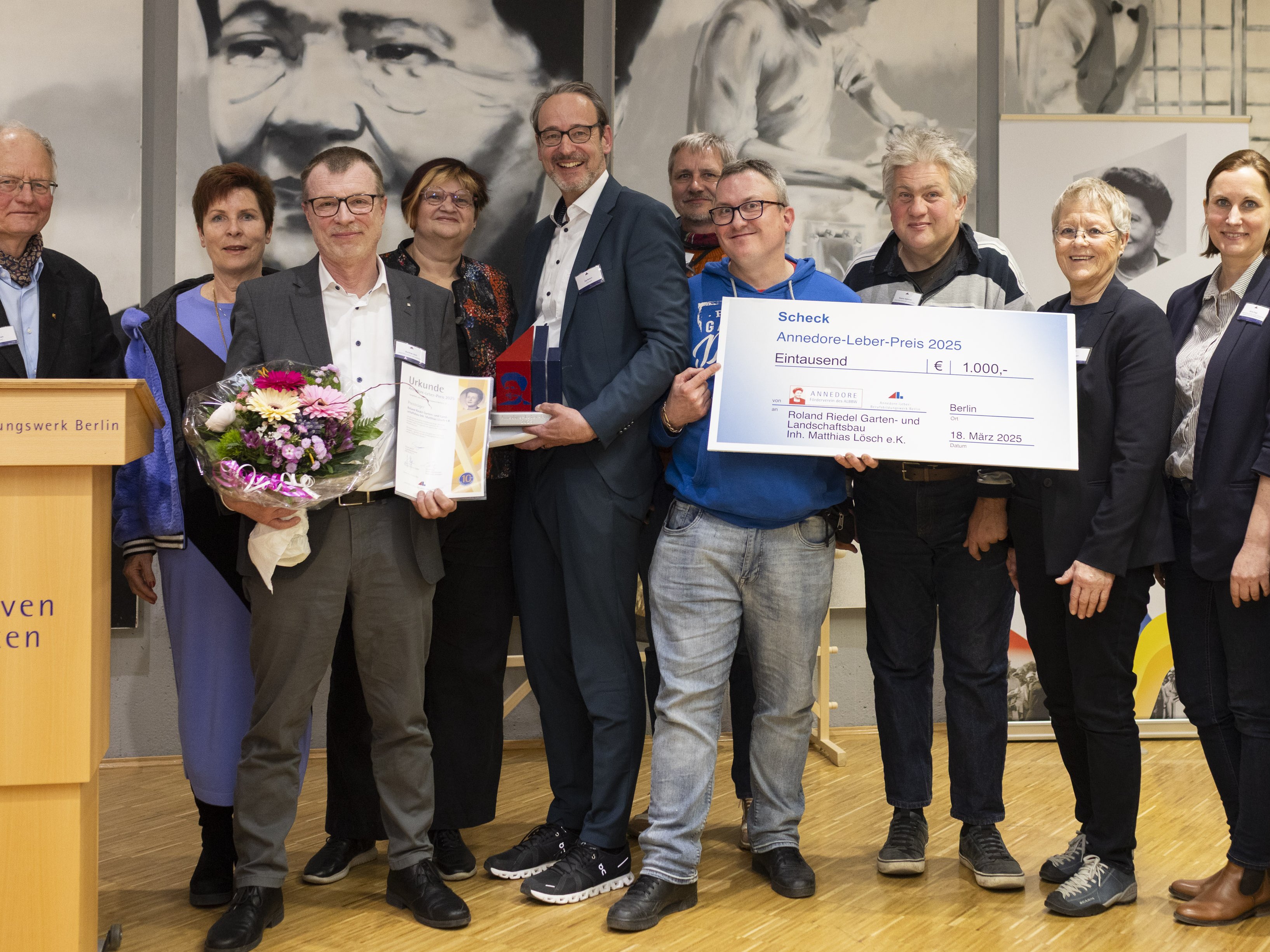 Preisträger des Annedore-Leber-Preises posieren mit dem Scheck