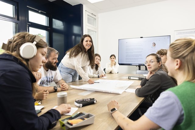 Gruppenarbeit von Auszubildenden mit Mitarbeiterin 