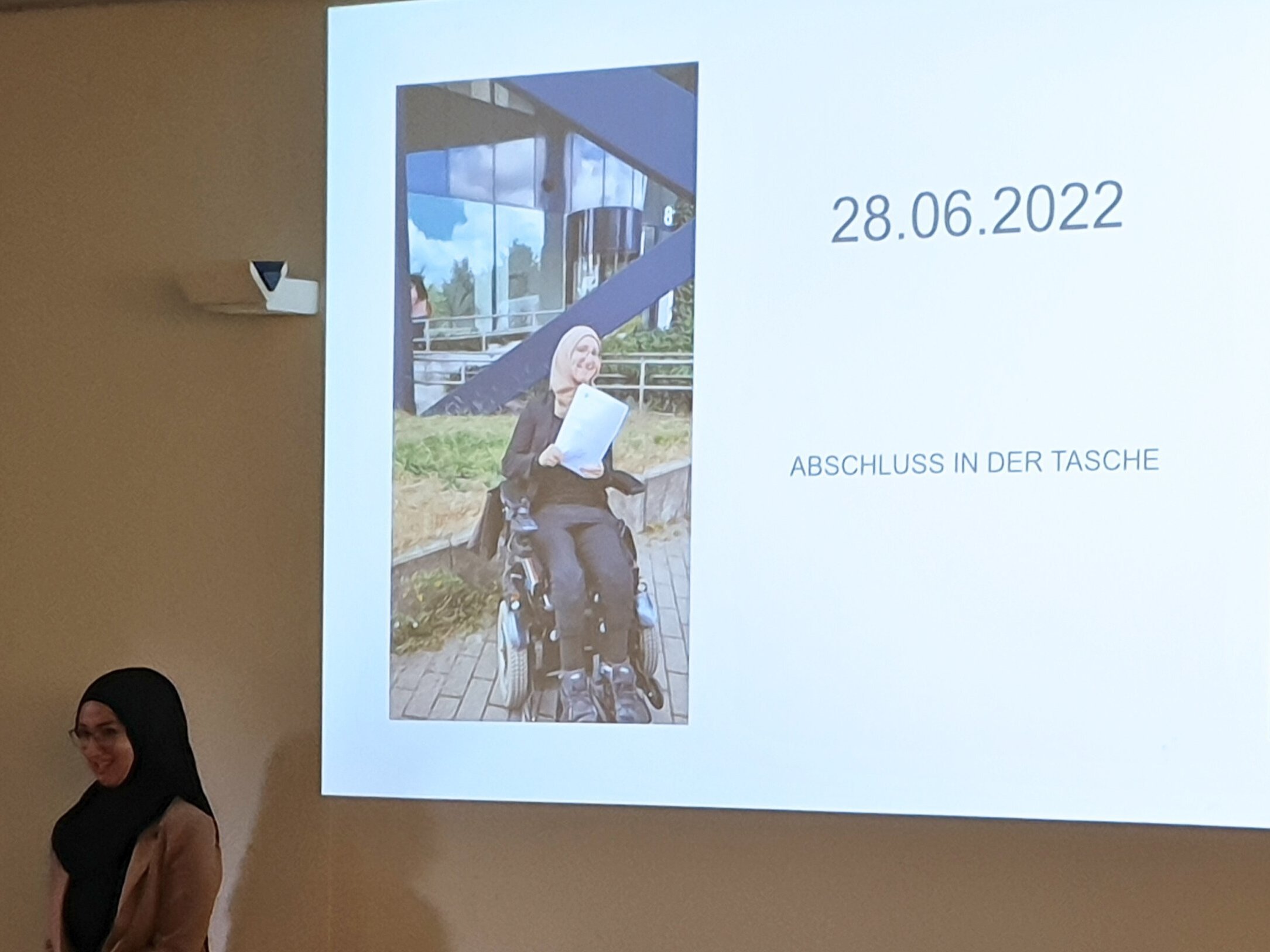 Majeda El Jamal steht vor ihrer Powerpointpräsentation