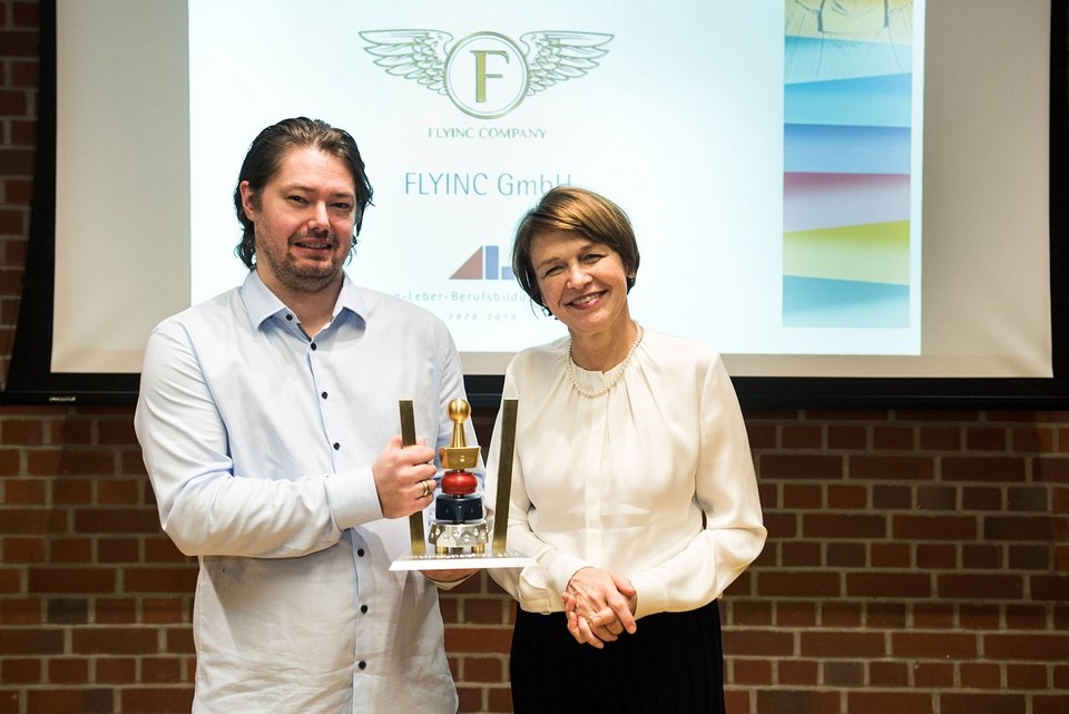 Preisträger des Annedore-Leber-Preises posieren mit dem Preis