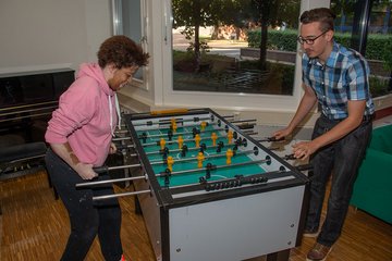 Zwei Auszubildende spielen Kicker
