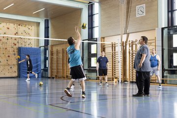 Volleyballspiel in der Turnhalle 