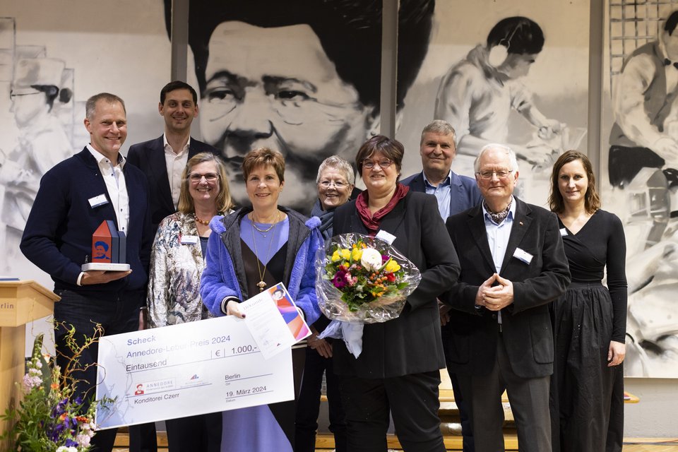 Preisträger des Annedore-Leber-Preises posieren mit dem Scheck