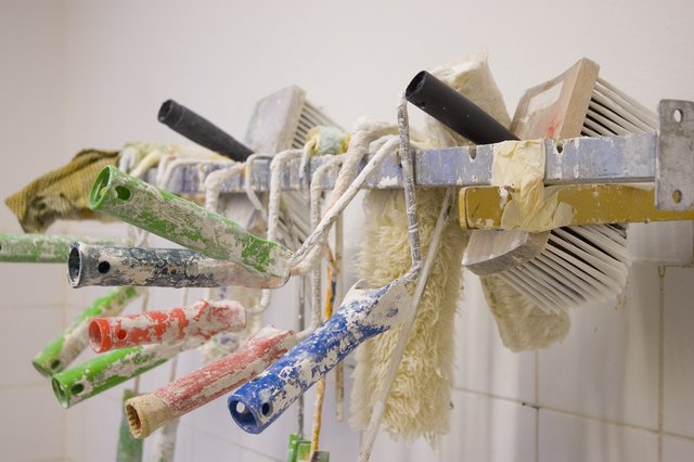 Detailaufnahme ausgewaschener Pinsel und Farbrollen.