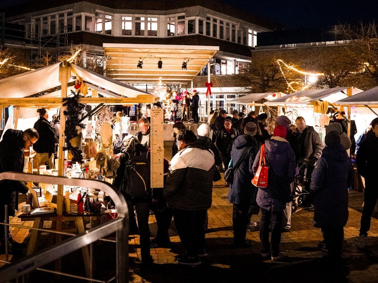 Beleuchtete Weihnachtsmarkt-Stände am Abend