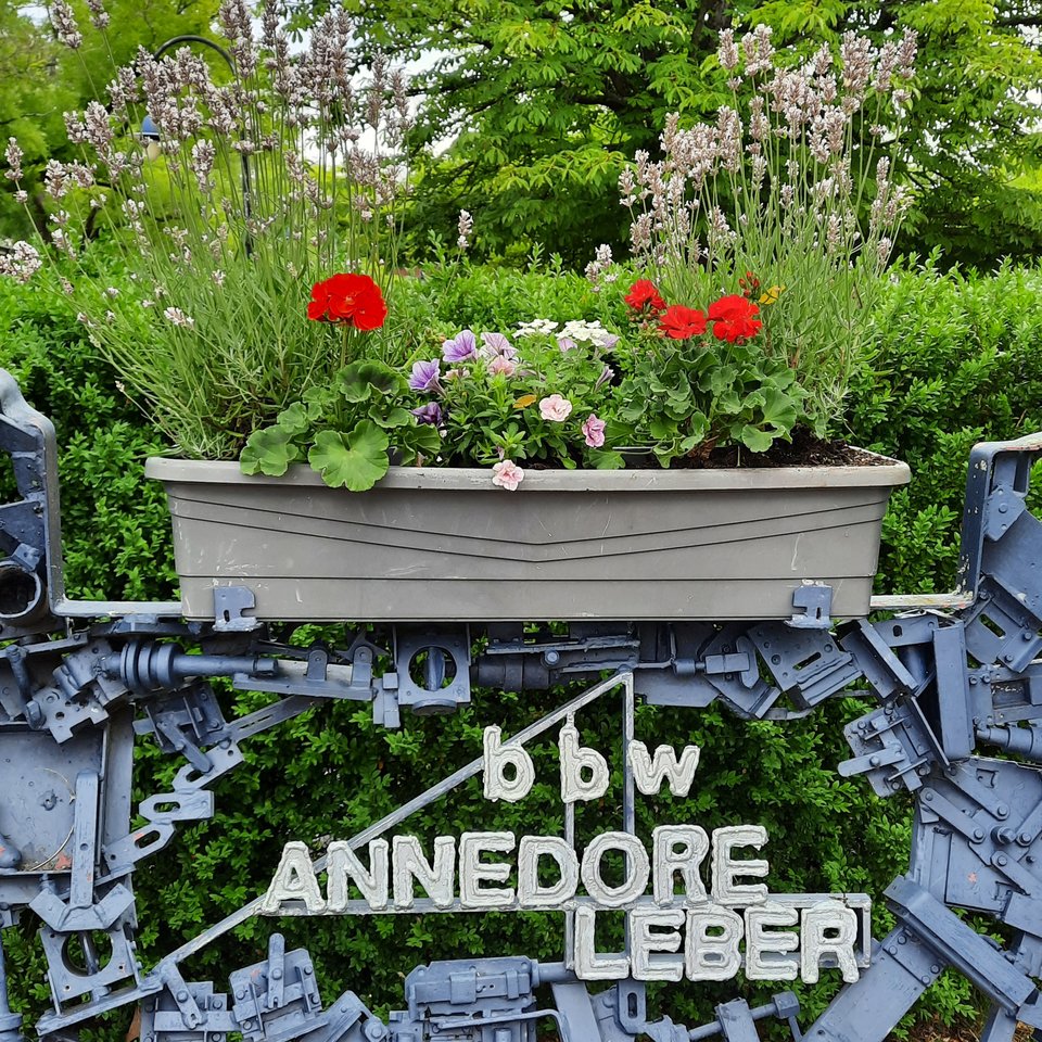 Blumenkasten auf einem Kunstwerk