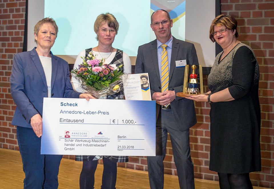 Preisträger des Annedore-Leber-Preises posieren mit dem Scheck