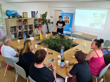 Ausbilder hält eine Präsentation in einem Konferenzraum in Rumänien