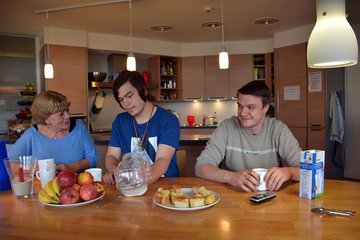 Drei Personen sitzen in einer Küche im Internat