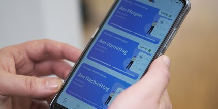 Handy mit der App in Großaufnahme