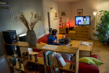 Drei Auszubildende schauen Fernsehen