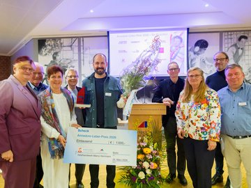 Preisträger Marco Herrmann mit Jury Mitgliedern bei der Verleihung 