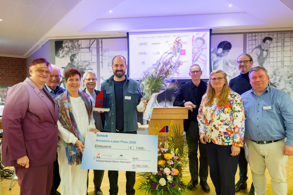 Preisträger Marco Herrmann mit Jury Mitgliedern bei der Verleihung 