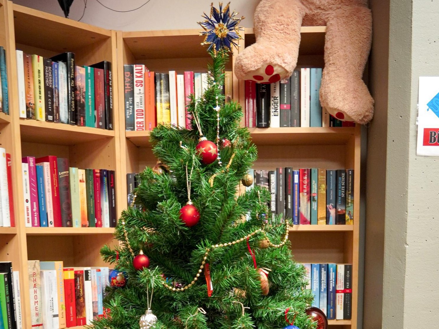 Geschmückter Tannenbaum im Trödelmarkt
