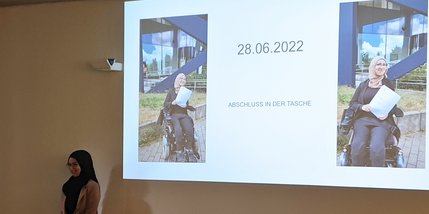Majeda El Jamal vor einer Power-Point-Präsentation