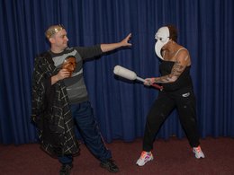 Zwei junge Menschen in Kostümen spielen Theater.