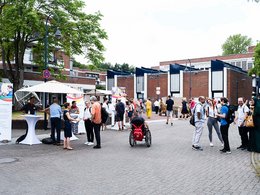 Viele Menschen vor Infoständen.