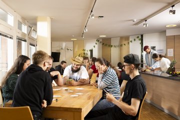 Auszubildende spielen an einem Tisch ein Spiel