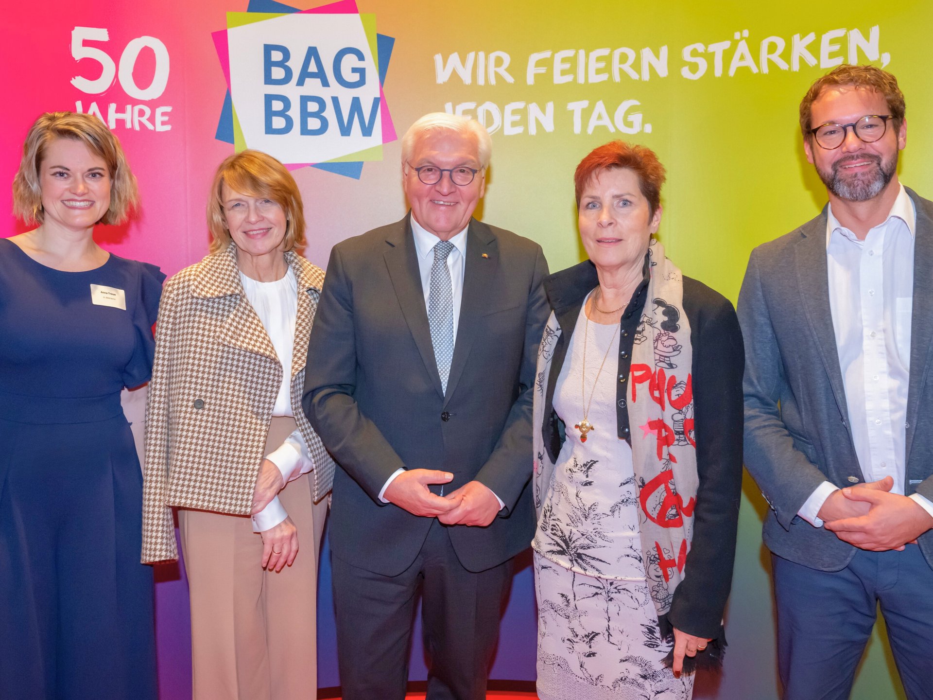 Mitglieder des Leitungsteams posieren mit dem Bundespräsidenten