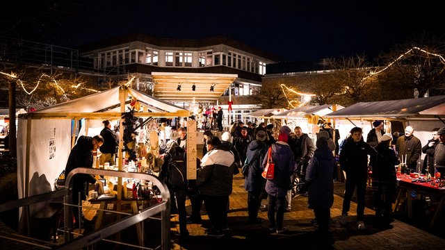 Beleuchtete Weihnachtsmarkt-Stände am Abend