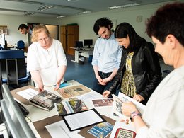 Menschen schauen sich Ausstellungsstücke an