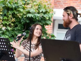 Zwei Musiker (ein Mann, eine Frau)  in Nahaufnahme.