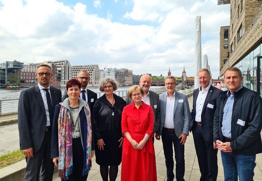 Gruppenfoto von 7 Männern und 3 Frauen 